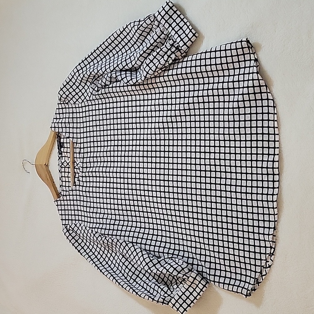 ADRIANNA PAPELL BLACK * WHITE SQUARE DESIGN TOP SMALL